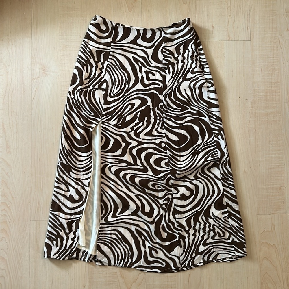 The Lille Side-Slit Midi Skirt - Picture 4 of 7